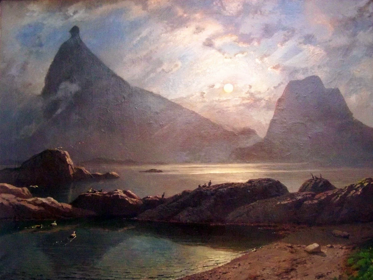 Sole di mezzanotte sull'isola di Hestman in Norvegia